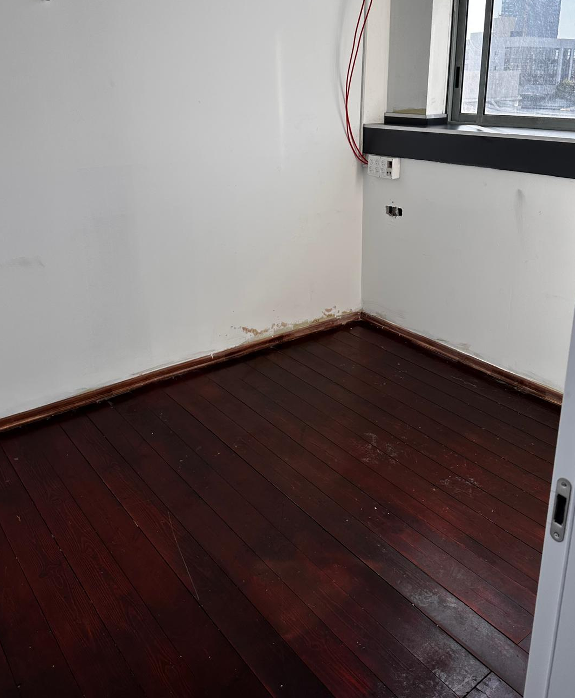 ניקיון אחרי שיפוץ אולם תצוגה - תמונה אחרי