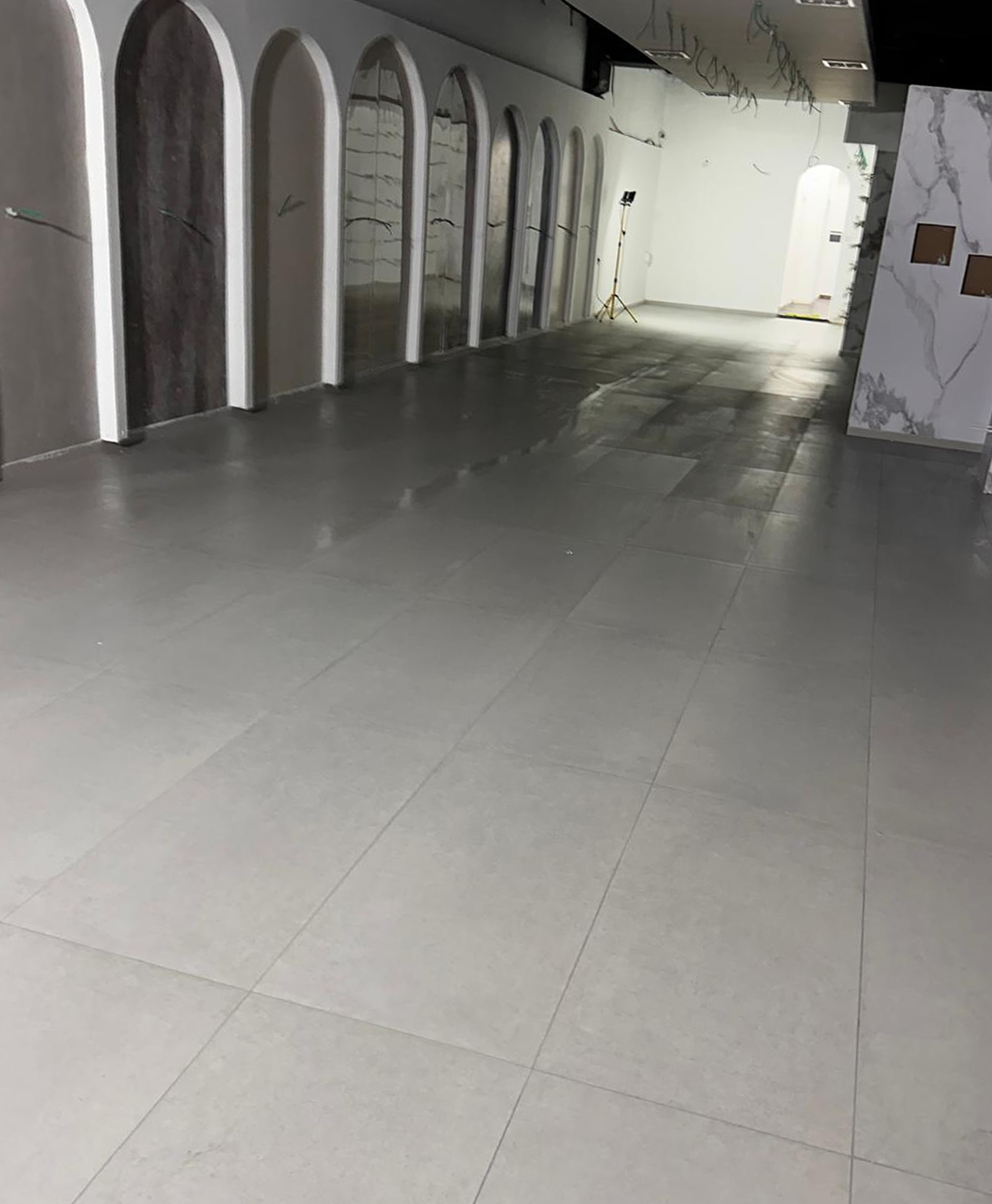 ניקיון אחרי שיפוץ אולם תצוגה - תמונה אחרי הניקיון