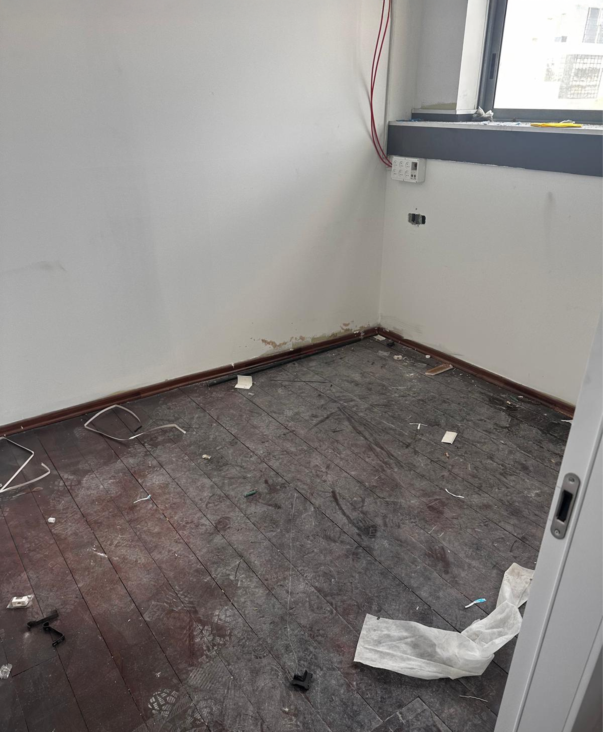 ניקיון אחרי שיפוץ אולם תצוגה - תמונה לפני ניקיון