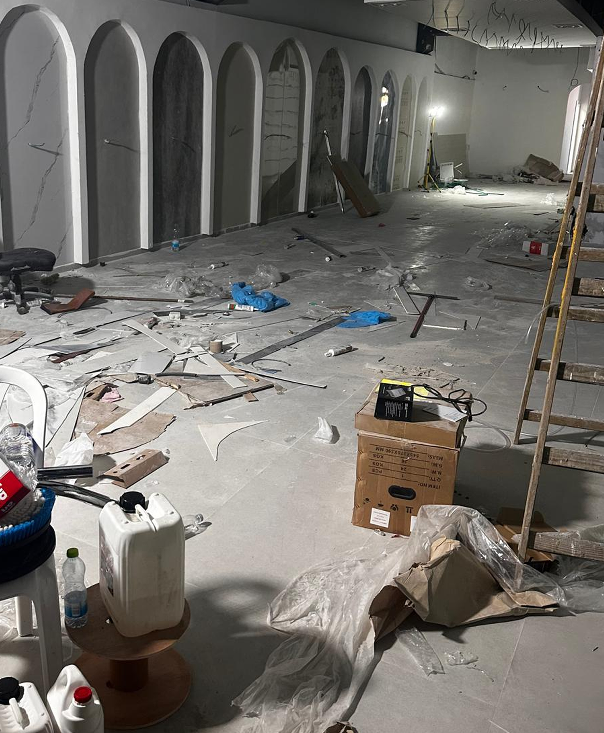 ניקיון אחרי שיפוץ אולם תצוגה - תמונה לפני הניקיון