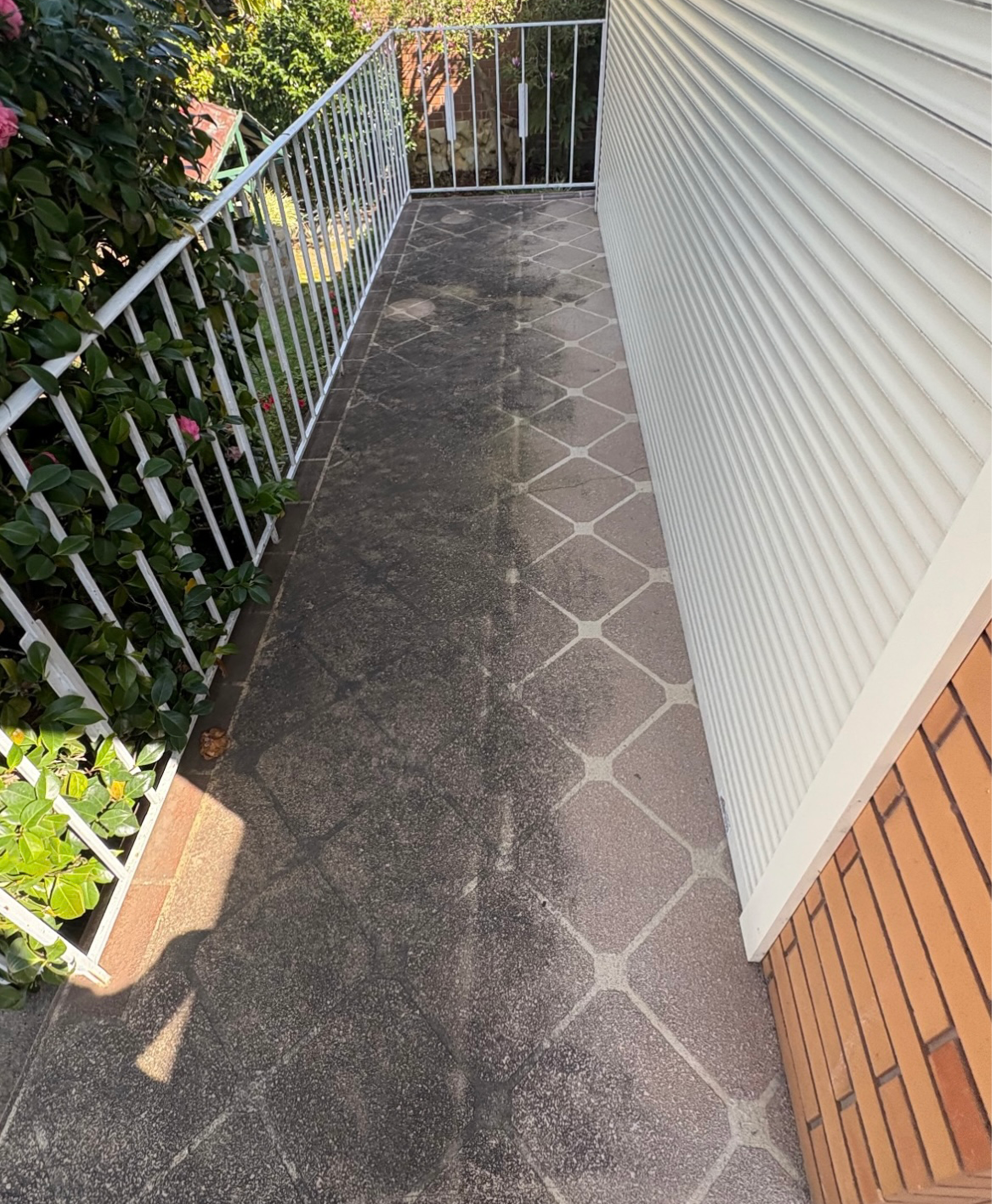 שטיפת מרצפות בלחץ- תמונה לפני